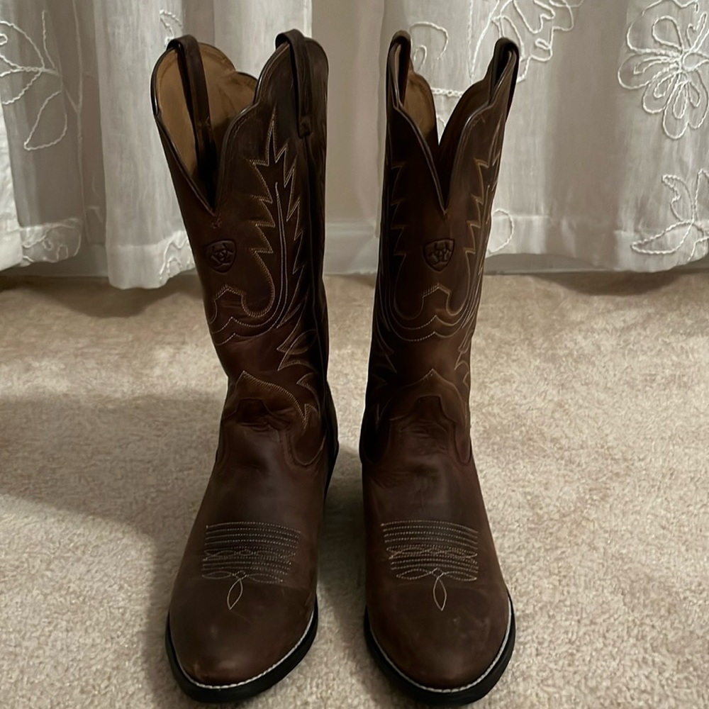 Perfect pair of Ariat distressed brown women’s cowboy boots.  Barely worn